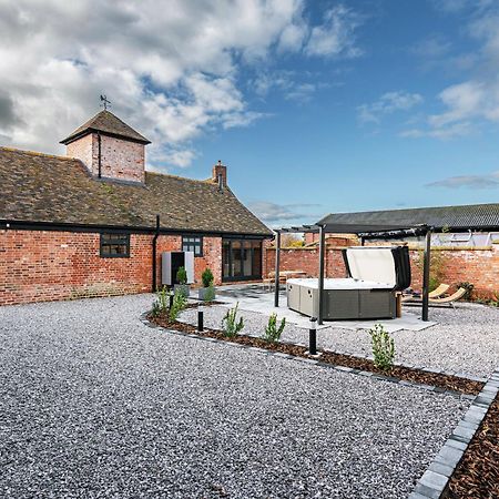 Vila Pigeon House - Unique Barn With Private Garden, Hot Tub And Wood Burner Shrewsbury Exteriér fotografie