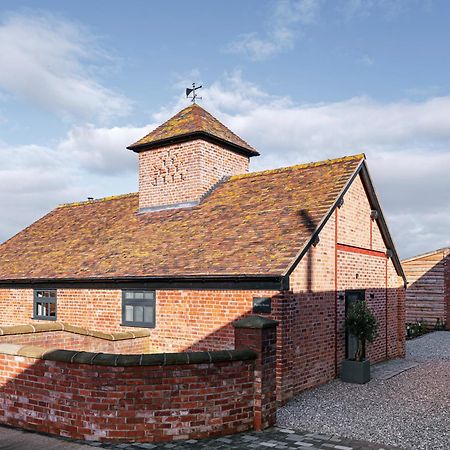 Vila Pigeon House - Unique Barn With Private Garden, Hot Tub And Wood Burner Shrewsbury Exteriér fotografie