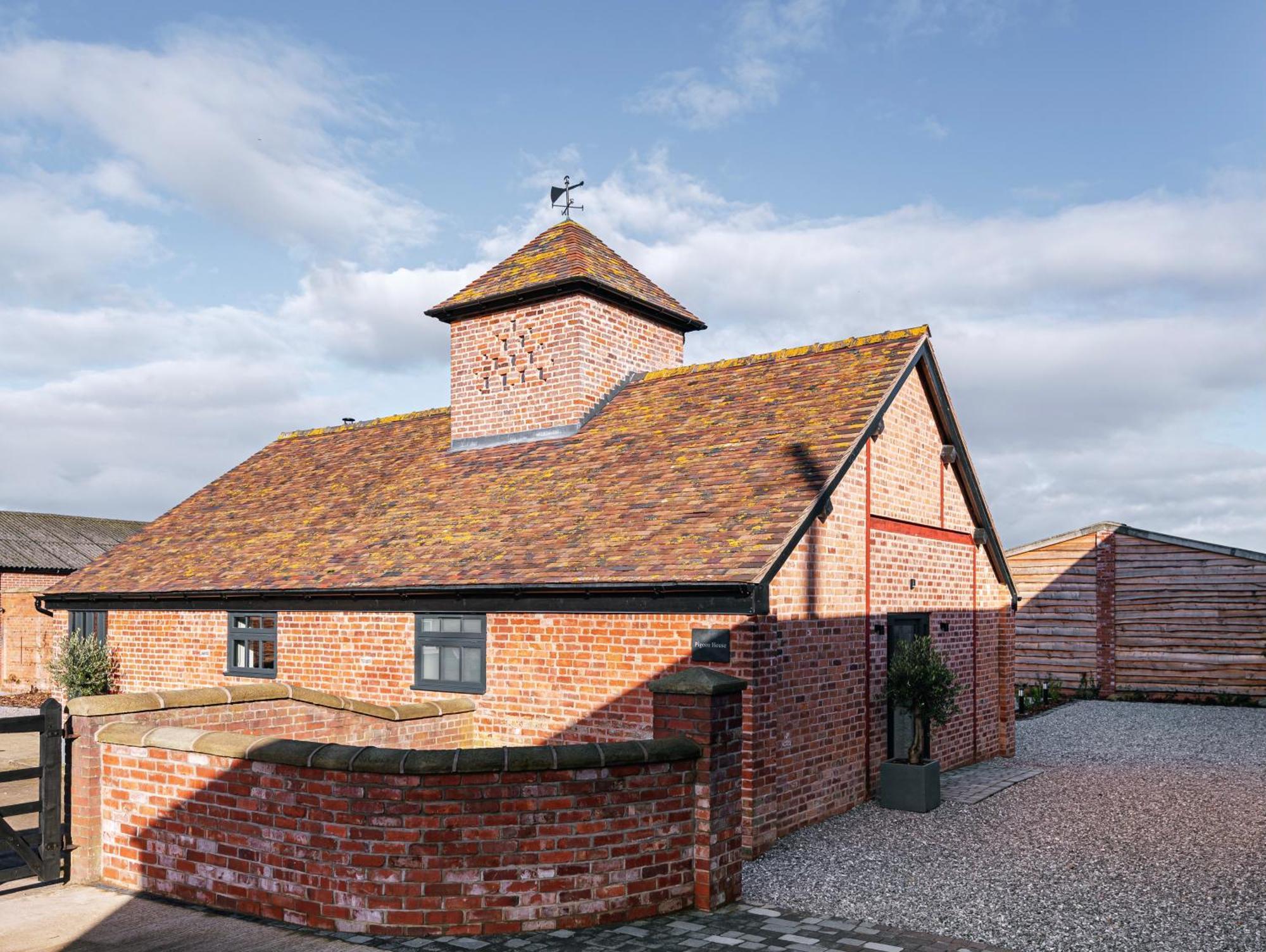 Vila Pigeon House - Unique Barn With Private Garden, Hot Tub And Wood Burner Shrewsbury Exteriér fotografie